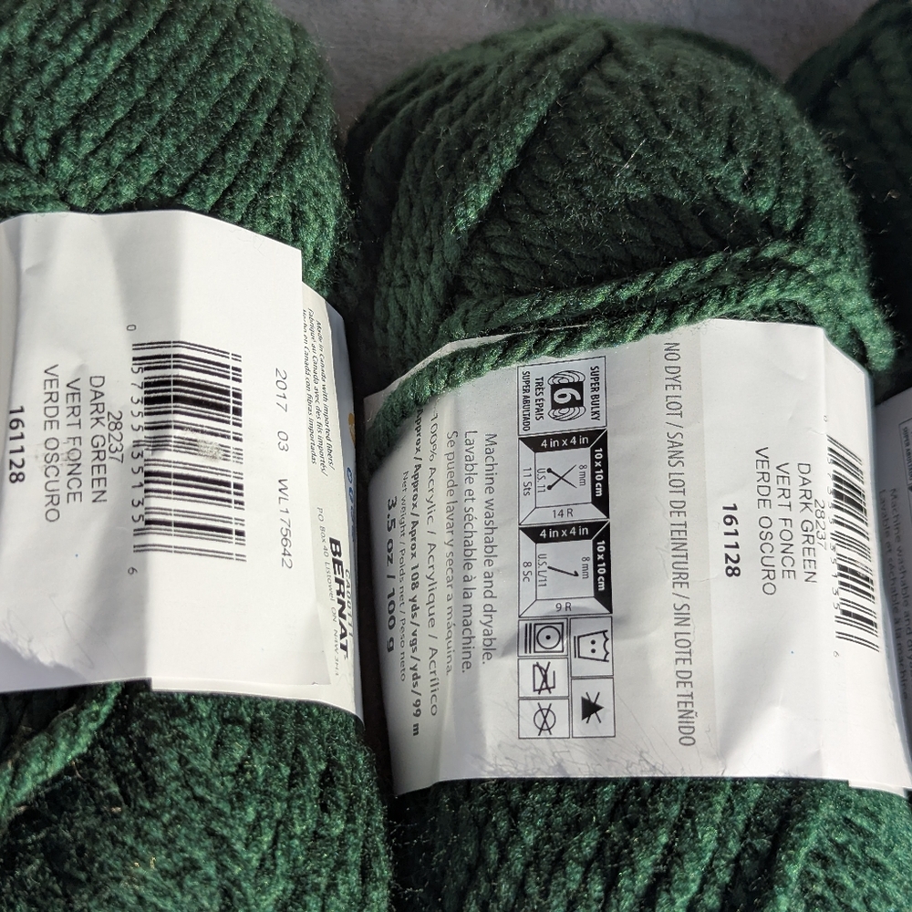 Bernat Softee Chunky Yarn in Dark Green, 4 Skiens Same Lot+ 1 Large Skien, Lot 1 - Picture 7 of 12
